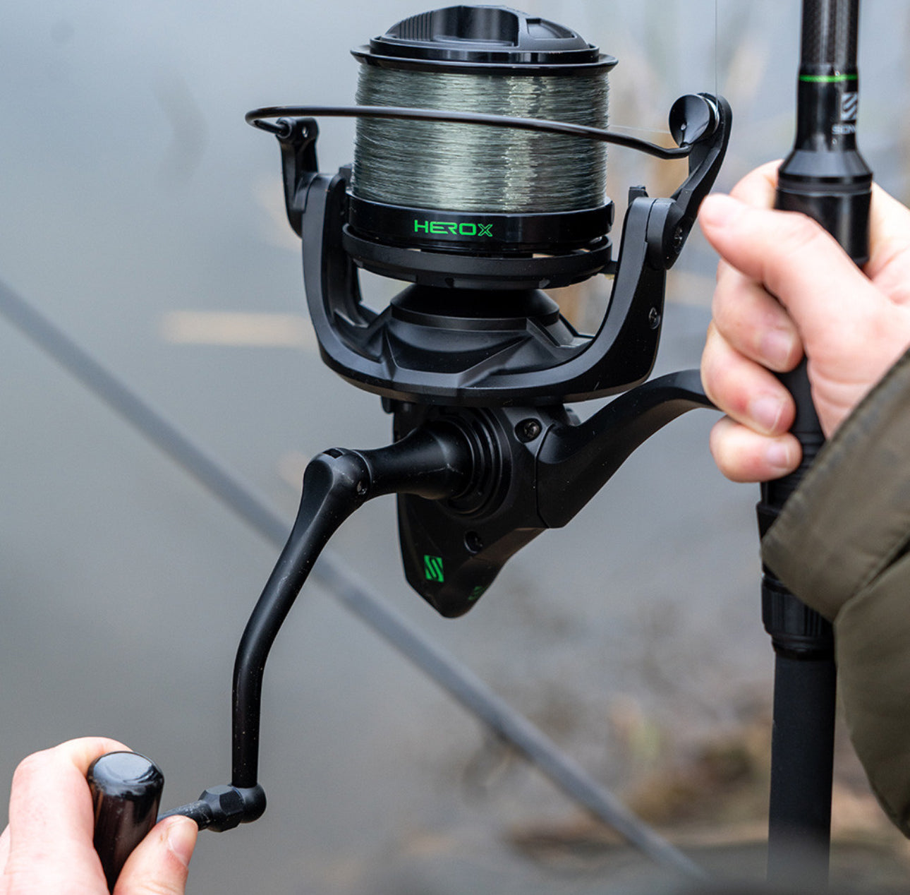 Moulinet De Pêche à La Carpe Hero X 10000 – Frein Avant, Grande Capacité (0.30mm/700m), Bobine Heli Coil – Pour Pêche Au Feeder, Carpe